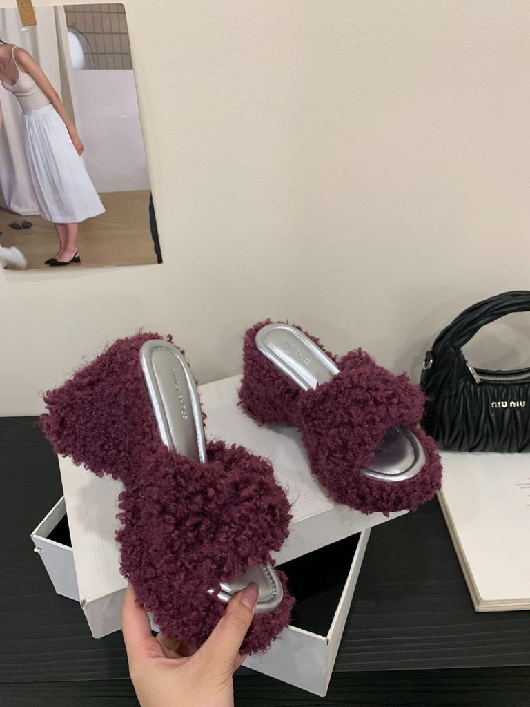 Crossed sheep curly hair slippers women's outer wear 2025 new autumn and winter feeling thick bottom height increase small slope heel one-word drag