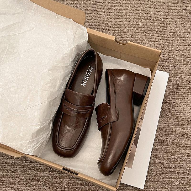 

Retro round head thick heel small leather shoes women s 2025 spring new models with skirts JK college loafers high heel one foot single shoes 35
