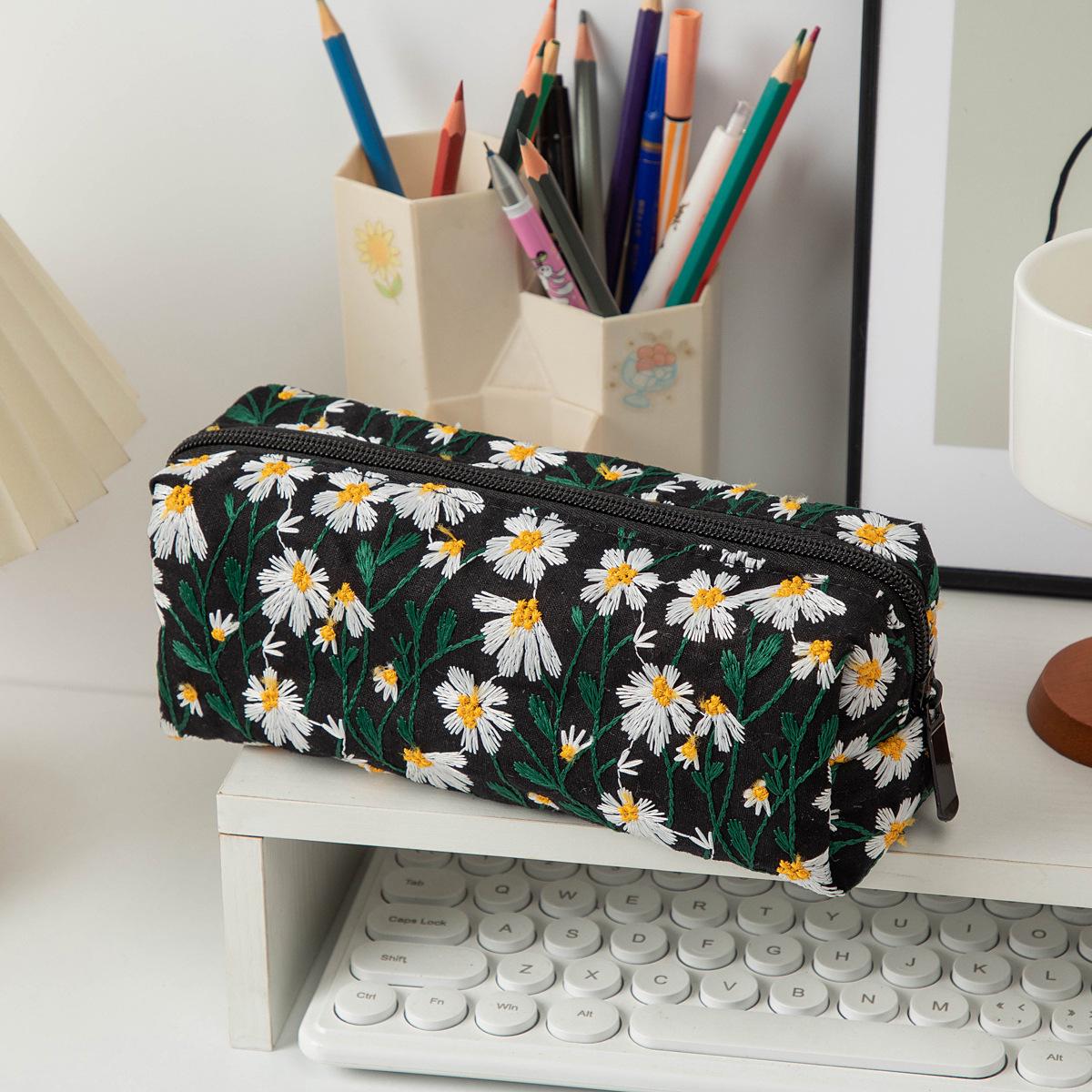 

Ins Style Large Capacity Canvas Makeup and Toiletry Bag with Daisy Embroidery - Portable Skincare Storage Clutch Regular