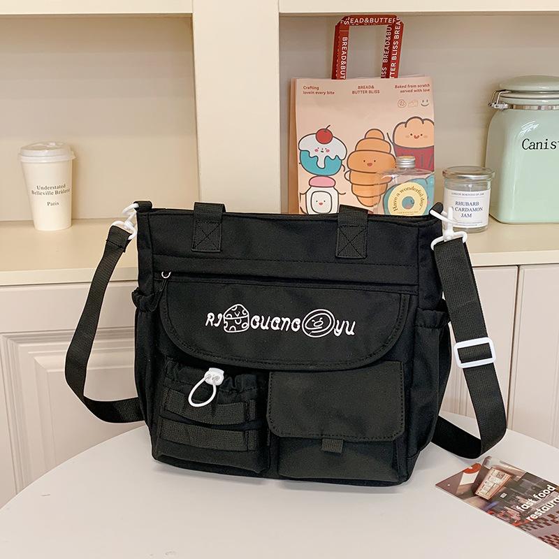 

The schoolbag is fresh, sweet and cute, the girl is carrying a big contrast of colors, and goes shopping and messengers.