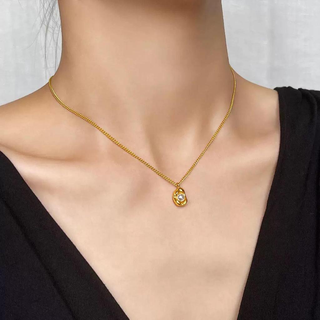 Nickel Silver & Gold-Plated Pearl Pea Necklace - Versatile French Clavicle Chain with Gold Pendant for Fashionable Sweaters