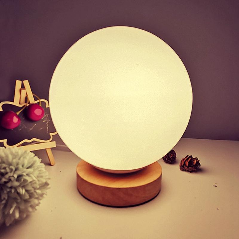 Kreative zylindrische/kubische/sphärische Nachttischlampe 3 W warmes Licht weiches und blendfreies Nachtlicht USB-Schreibtischlampe Holzsockel