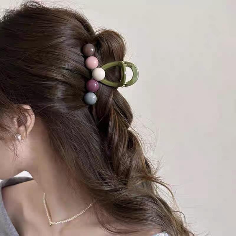 

Милі шпильки біля коріння волосся ззаду, скручене волосся та шпилька-акула, головний убір