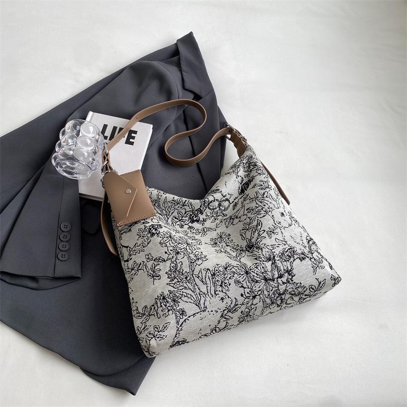 

2025 Новая холщовая сумка ins корейская большая вместимость женская белая студенческая сумка мори через плечо нишевая сумка под мышкой хаки