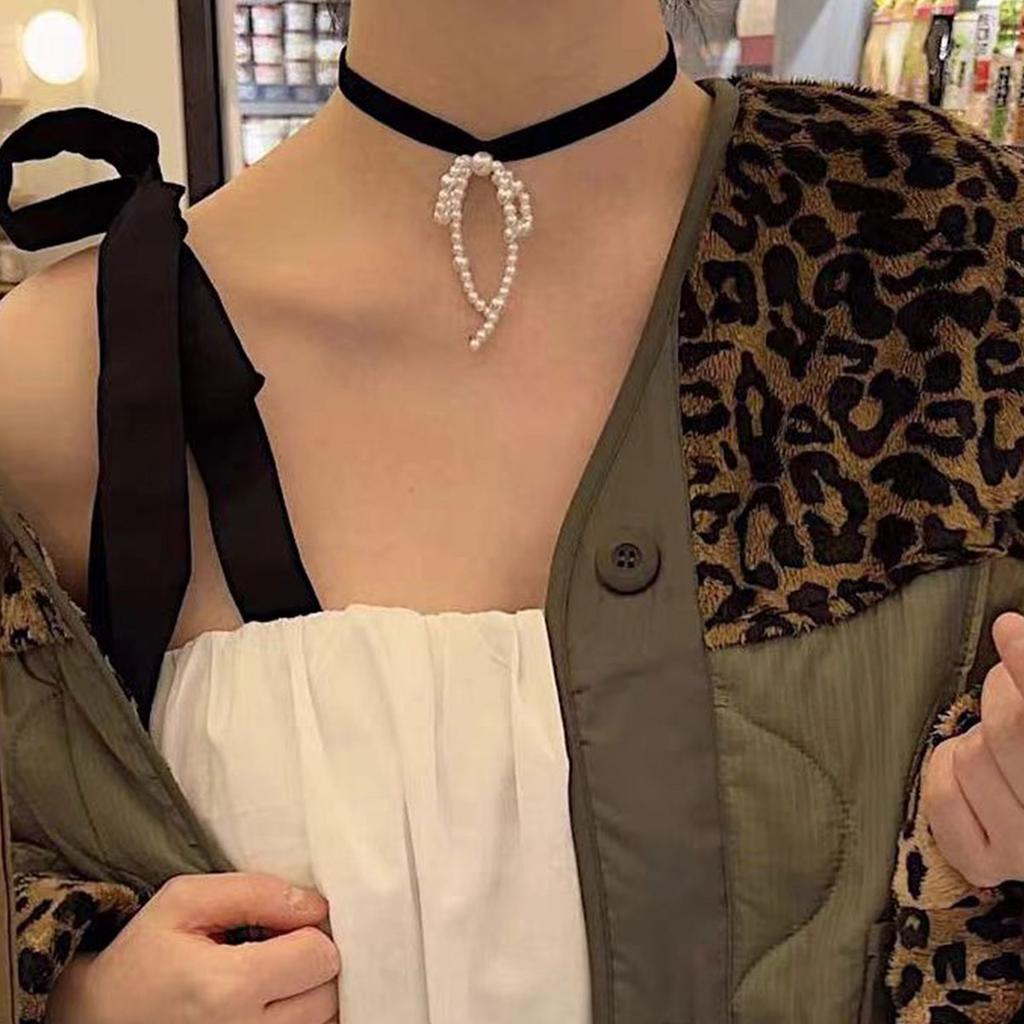 White Pearls Bowknot Gothic Velvets Rope Collar Necklace Vintage Temperament Choker Punk Clavicle Chain Gift for Women