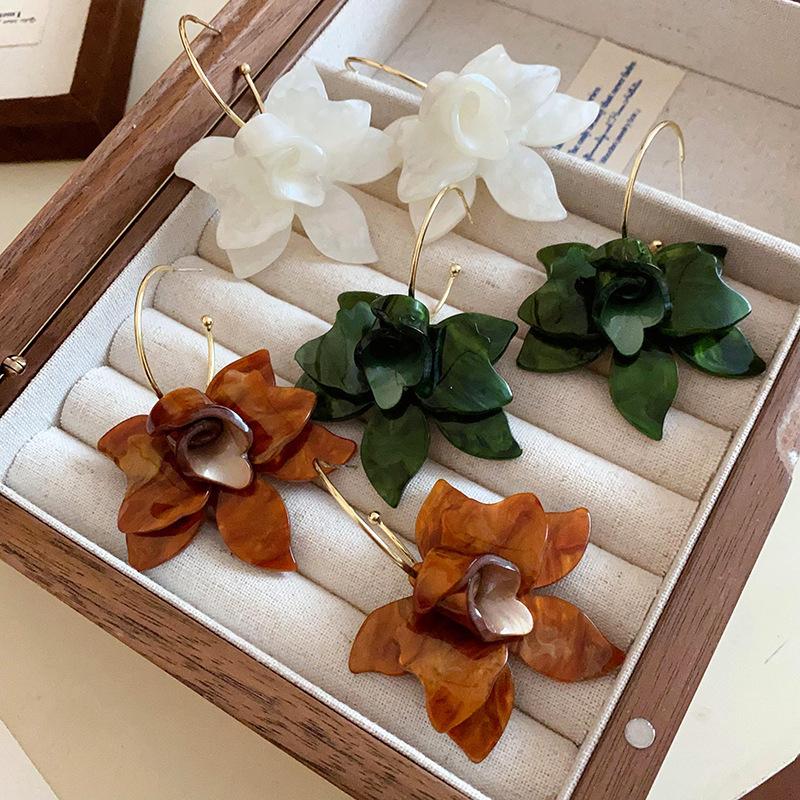 New Trendy White Brown Green Resin Flower Hoop Earrings for Women Fashion C Shape Metal Acrylic Petal Earring Statement Jewelry