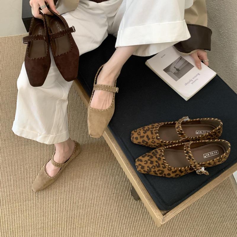 French beanie shoes Mary Jane shoes in the autumn of 2025 new one-word buckle with shallow mouth single shoes women's flat grandma shoes