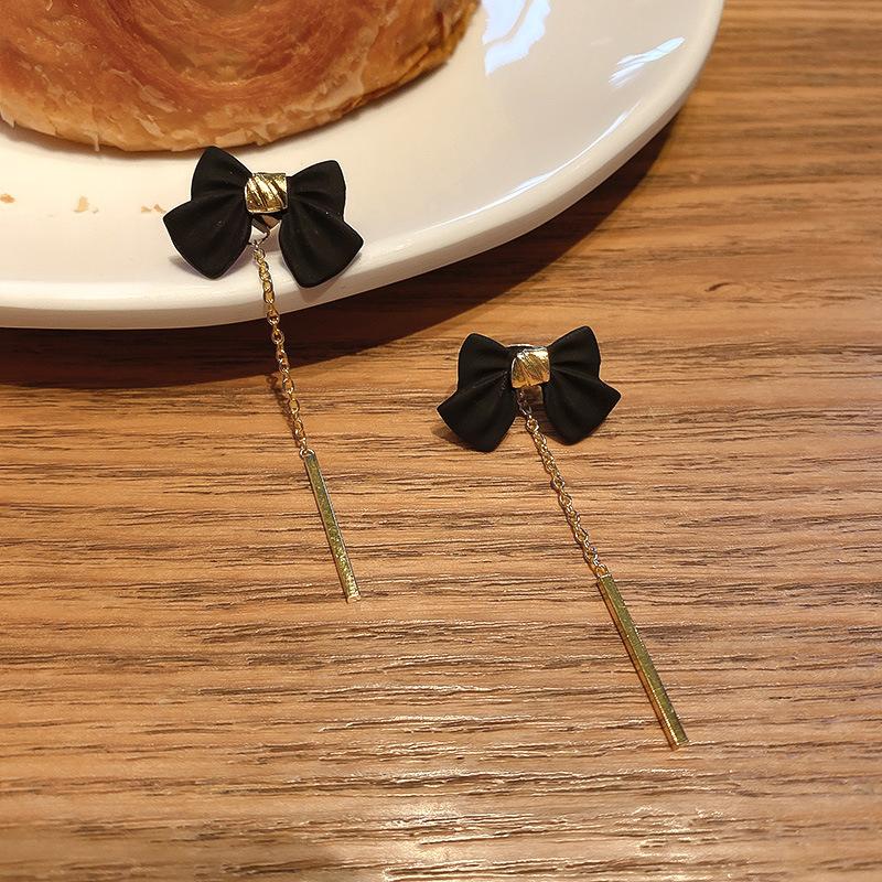 

Серьги-гвоздики в форме буквы С с черным бантом и цирконом для женщин, персонализированные серьги с цирконом, подчеркивающие темперамент и чувство высокого класса