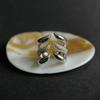 Серебряное кольцо с фианитами, вес изделия 6,89 гр (2192046)