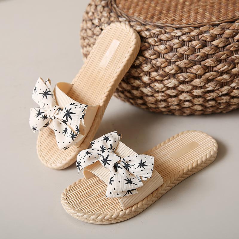 The New Style of Shoes Is A Versatile Flat and Anti-slip Flip-flop for Female Students