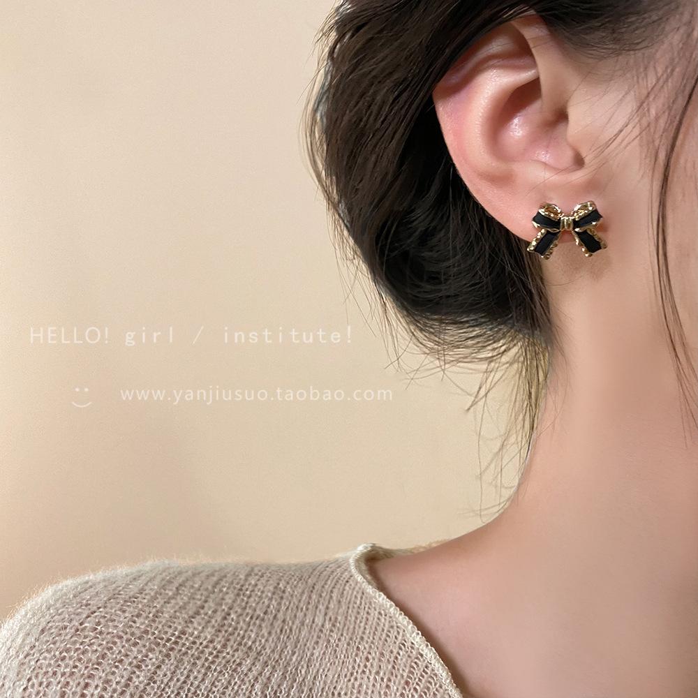 Retro French Xiaoxiangfeng bow stud earrings women s autumn and winter earrings niche design sense advanced small exquisite earrings