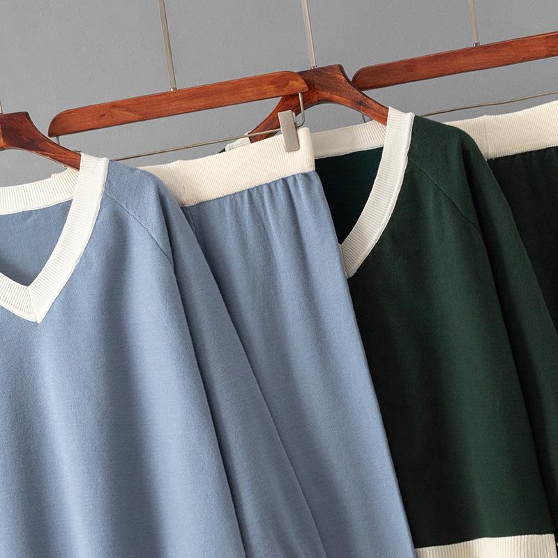 Dámský evropsko-americký dvoudílný oblek se svetrem s výstřihem do V a širokými kalhotami pro podzim/zimu 2025.