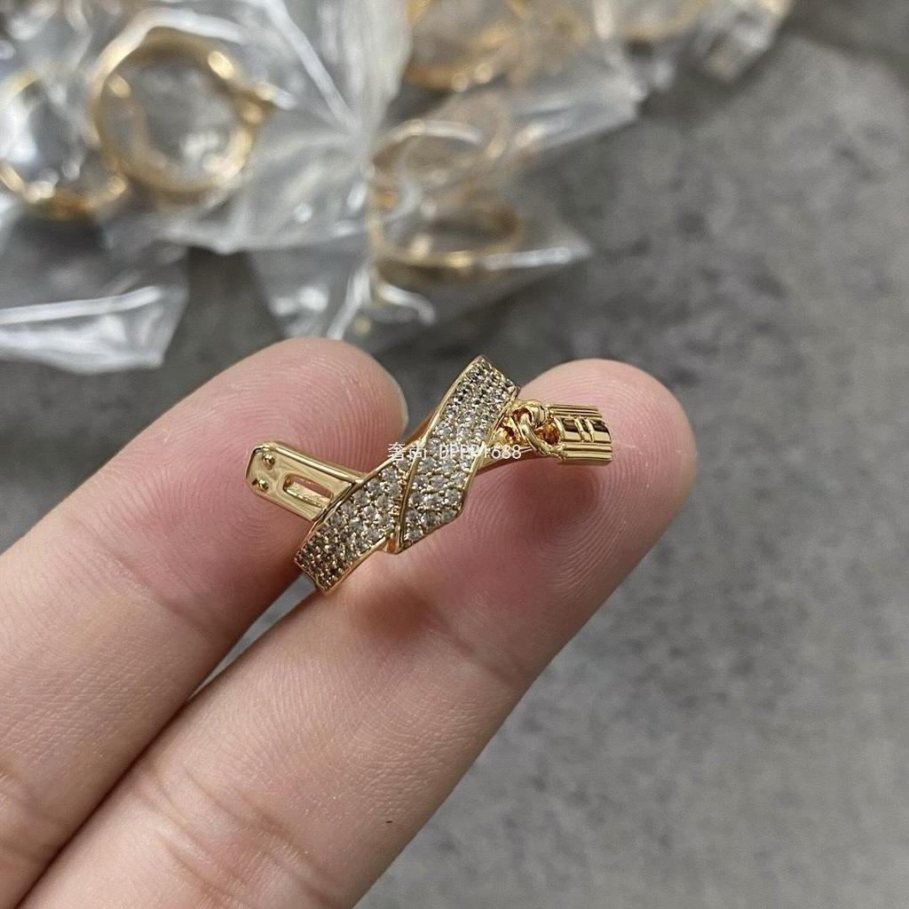 Anello a Nodo H a Fibbia Completa Placcato Oro V per Donna, Impostato a Mano CNC con Diamanti ad Alto Tenore di Carbonio, Design di Lusso con Fibbia Kelly.