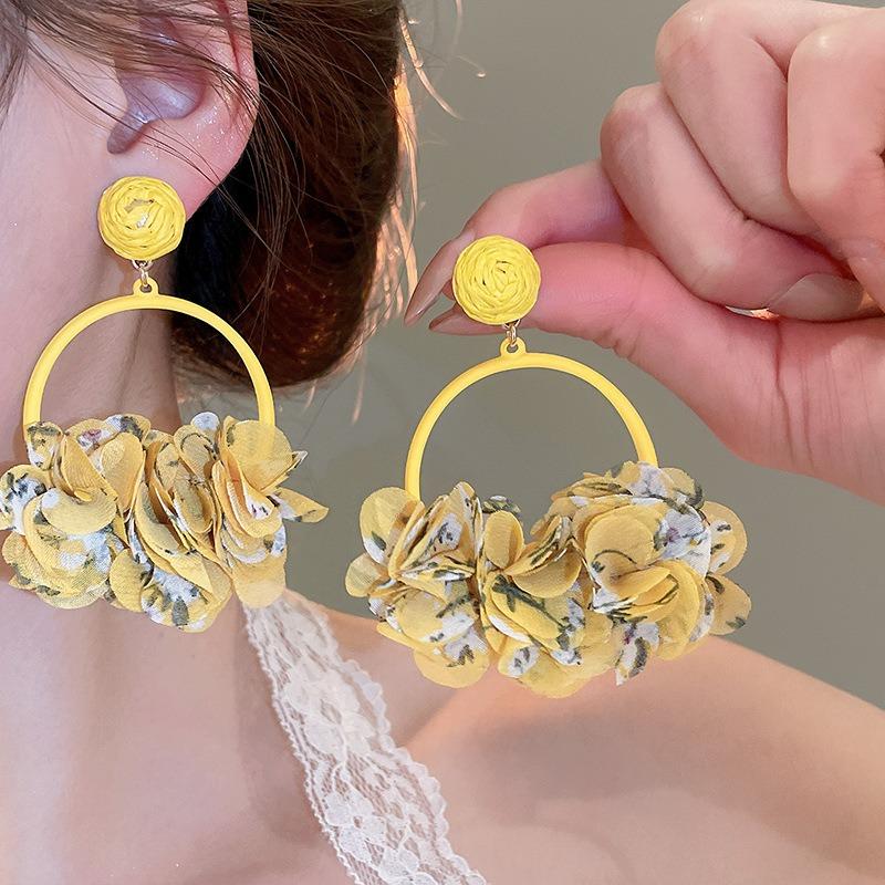 Dopamine petal mesh stud earrings new popular seaside vacation wind earrings exaggerated temperament versatile earrings wholesale