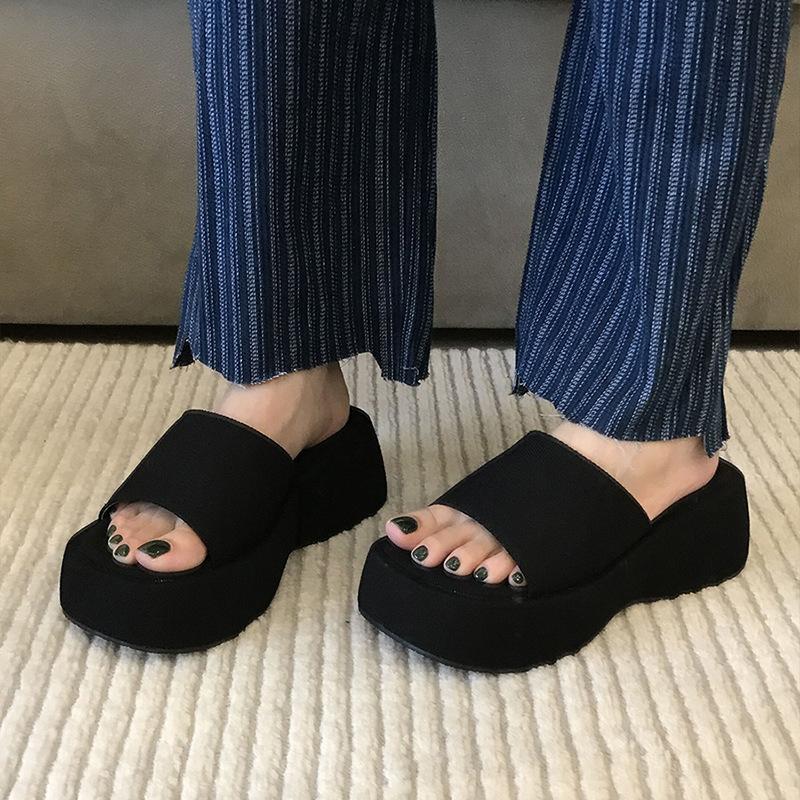 Korean version of muffin thick-soled cool slippers women's summer wear fashion high sense Internet celebrity word drag 2025 new beach shoes