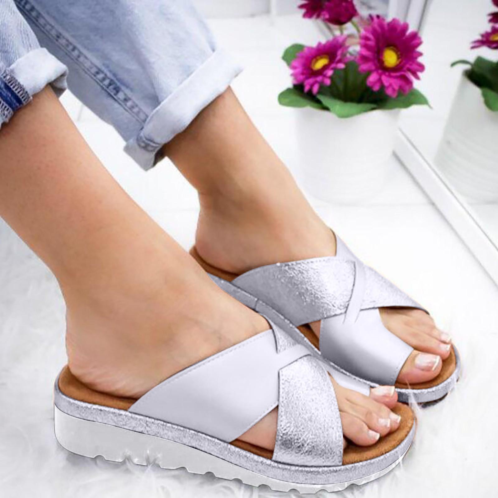 

Женские удобные сандалии без шнуровки на танкетке с закрытым носком на среднем каблуке 36 серебряный