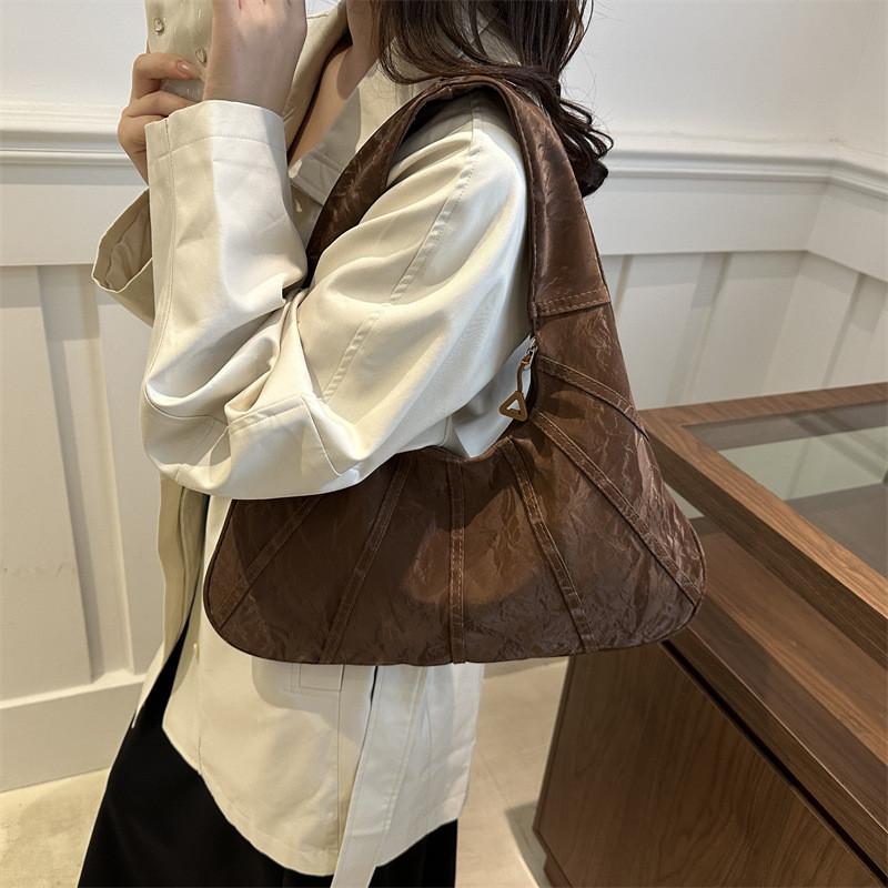Modern Simple Large Capacity Shoulder Bag With Zipper Closure For Daily Commuting
