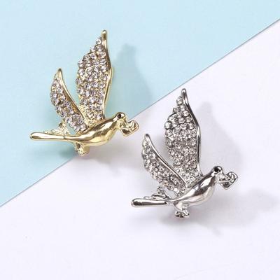 Carrier Pigeon Brooch Sparkling Rhinestone Decor Anti-rust Alloy Lightweight Bird Animal Formal Coat Suit Collar Decoration Jewelry Lady Clothes