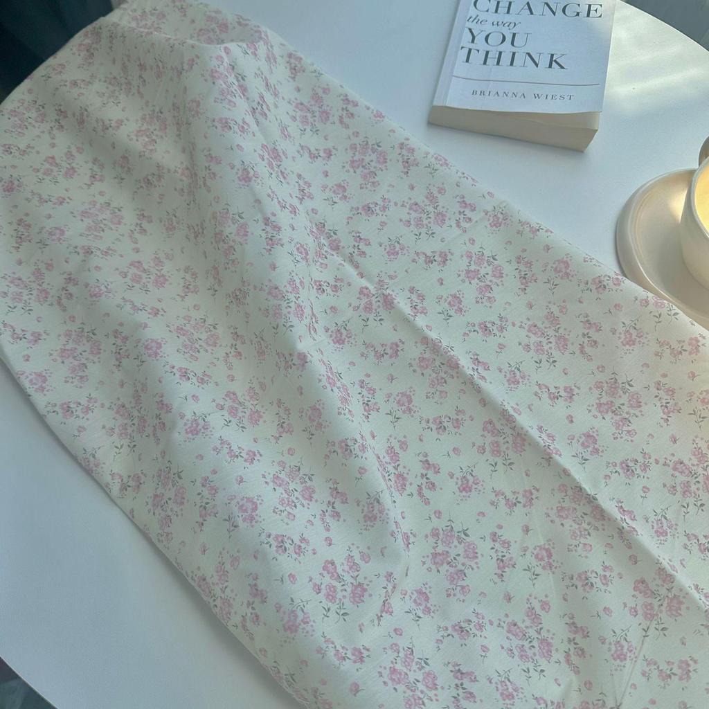 100% Cotton 40-Count Digital Print Floral Fabric for Women's and Children's Wear, Dresses, Pajamas, Handbags, and DIY Projects.