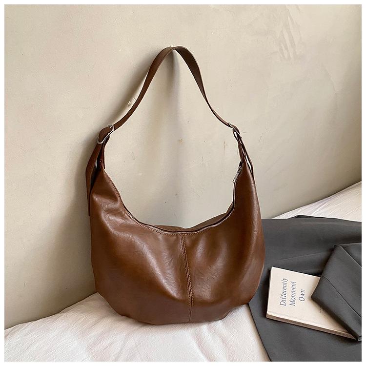 

Retro large-capacity dumpling bag commuter underarm bag women s 2025 autumn new fashionable shoulder bag casual messenger bag коричневый