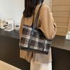 Women's bags, large-capacity tote bags, autumn and winter new fabric bags, European and American retro contrasting colors, plaid underarm 