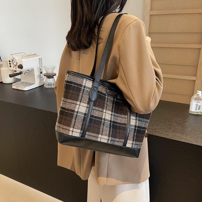 Women's bags, large-capacity tote bags, autumn and winter new fabric bags, European and American retro contrasting colors, plaid underarm