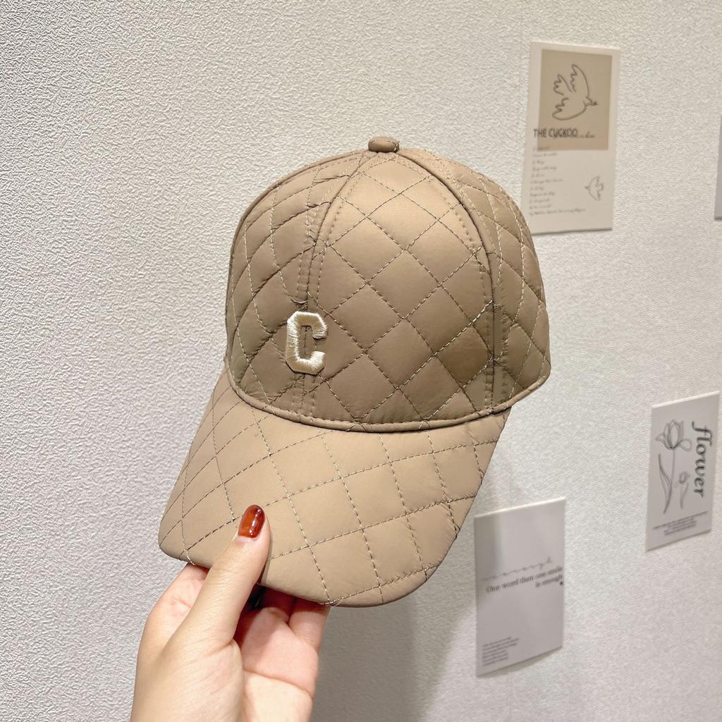 Neue Art Daunenkarierte Mütze Damen Herbst und Winter Karierte Entenschnabelmütze Mode Buchstabenstickerei Baseballmütze
