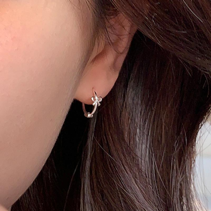 Mini Bow Earrings Small Simple Gentle Delicate High-end Light Luxury 100% Match Daily Affordable Dainty Women's Versatile Earrings