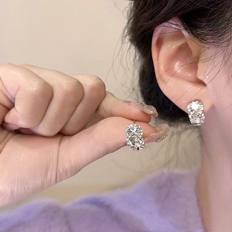 

Korean niche exquisite zircon stud earrings women s new foreign-style earrings light luxury high-end versatile explosive earrings белый