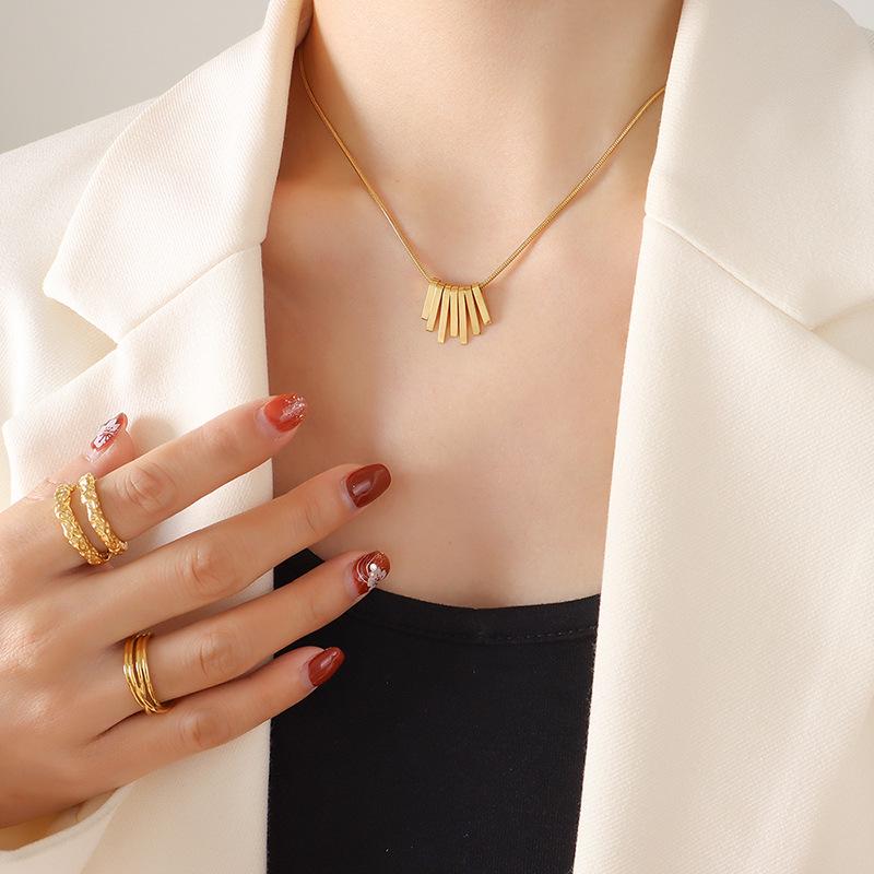 

Ожерелье с геометрическим кулоном в европейском и американском стиле класса люкс: Неправильный квадрат, позолоченная титановая сталь