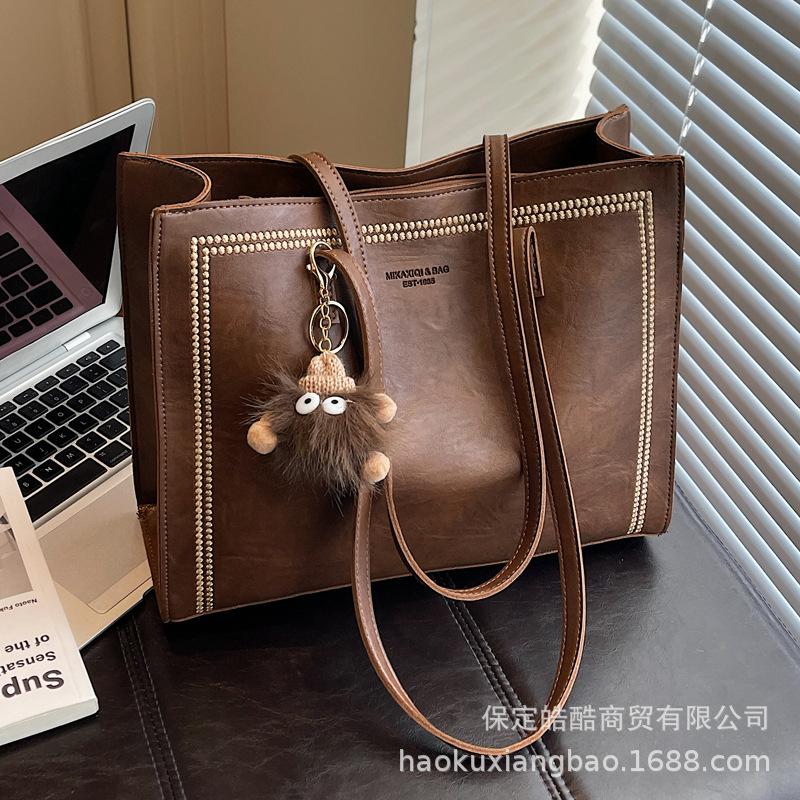 Retro bag women's large capacity 2025 new autumn and winter versatile simple shoulder bag popular commuter tote bag this year