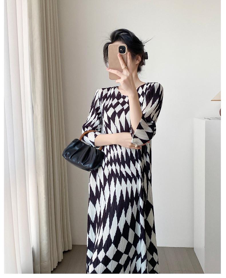 Miyake Geometric Print Women's Pleated Dress with Waist-Cinch and Three-Quarter Sleeves – Elegant and Slimming Design