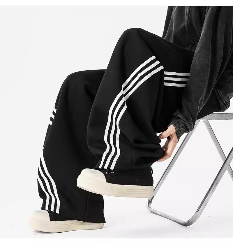 Pánské tmavě modré široké tepláky se třemi pruhy - Ležérní jarní high street trend