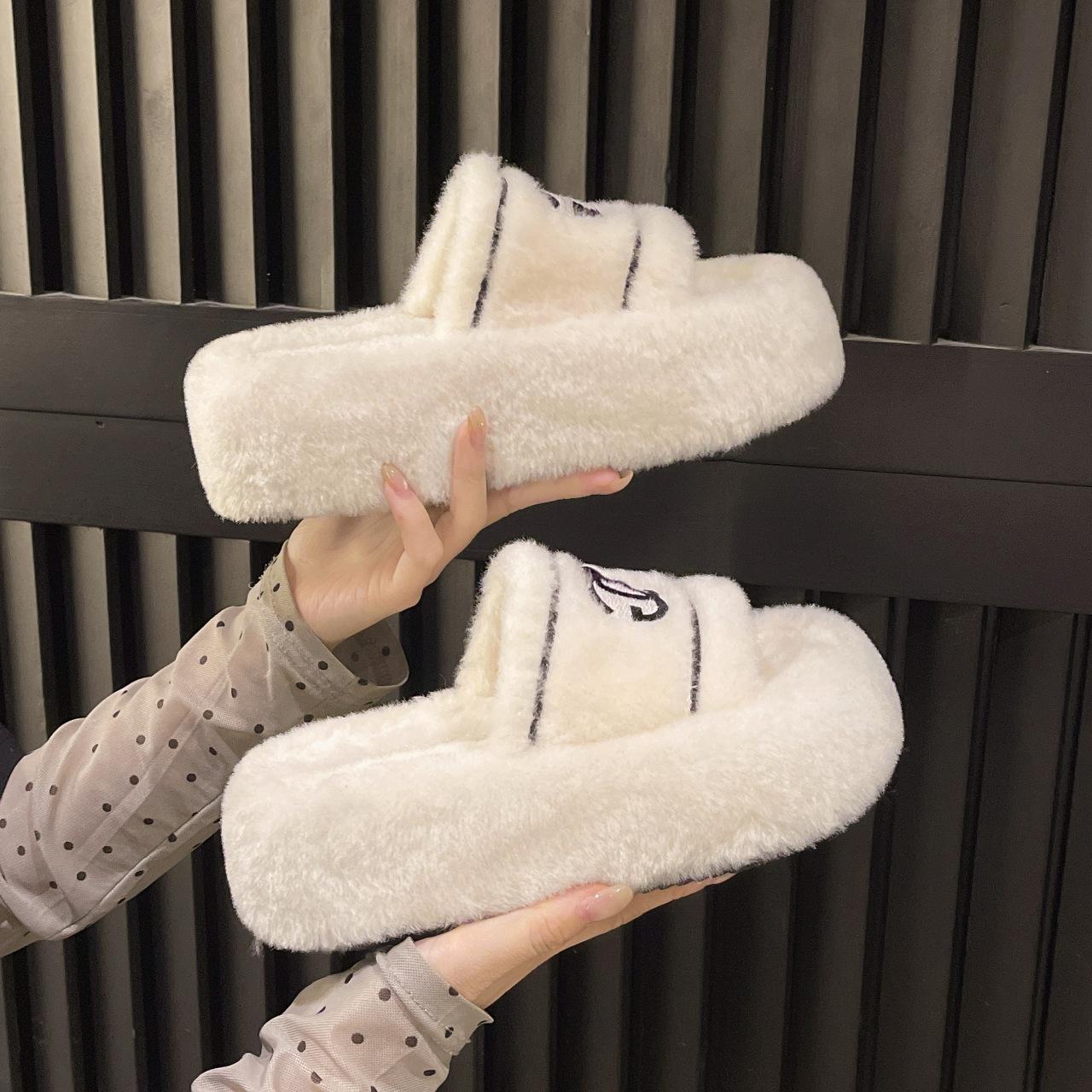 

Корейская версия модных осенне-зимних новых пушистых тапочек на толстой подошве, женская уличная домашняя плюшевая комнатная обувь, хлопковые тапочки на перемычке, в наличии 40 бежевый