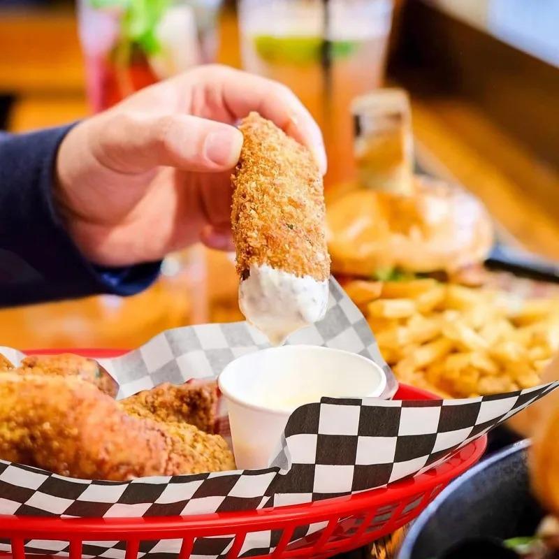 Foodservice Fast-Food-Körbe 100 Blatt Wachs Deli Papier Wiederverwendbare ovale Kunststoff Obstkorb Pommes Halter Korb Restaurant Snack