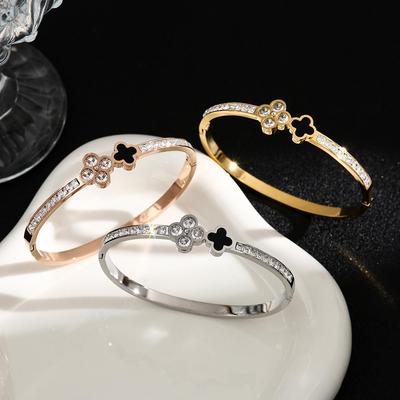 Elegante Bracciale da Donna in Acciaio al Titanio con Diamanti e Quadrifoglio, Versatile Design Aperto di Alta Gamma.