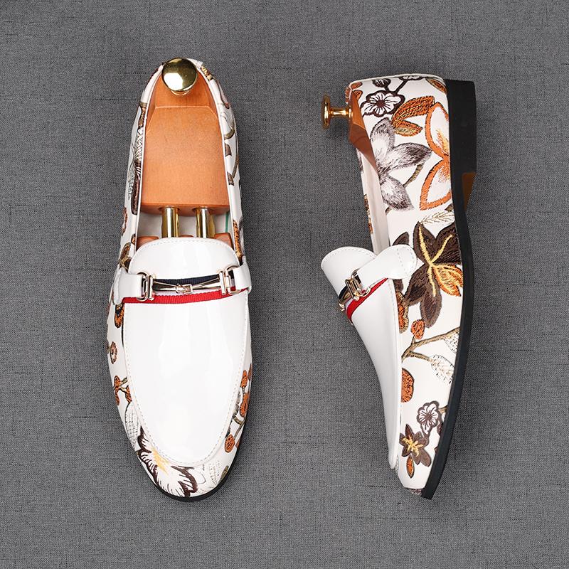 Fashion New White Black Print Pattern Patent Leather Slip On Shoes For Men Male Wedding Dress Prom Homecoming Shoes Zapatos Hombre
