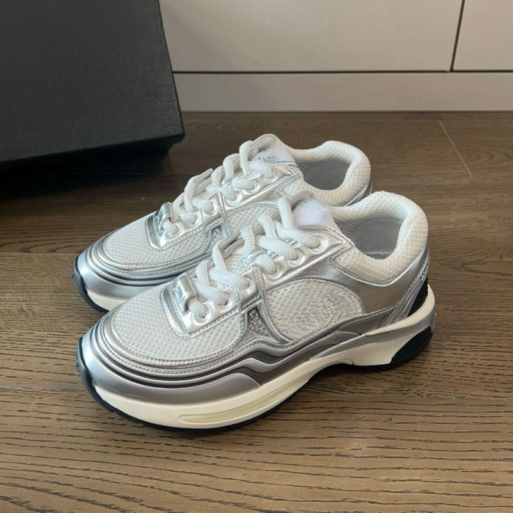 2026 atmungsaktive Plateau-Freizeitschuhe neue Höhensteigerung Dad duftendes Netz-Sportschuhe vielseitige Mode Pendler Männer und Frauen