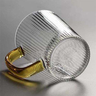 Žebrovaný džus na vodu Sklenice na pití s ​​rukojetí Vertikální pruhovaný borosilikátový tepelně odolný šálek na kávu Sklenice na whisky