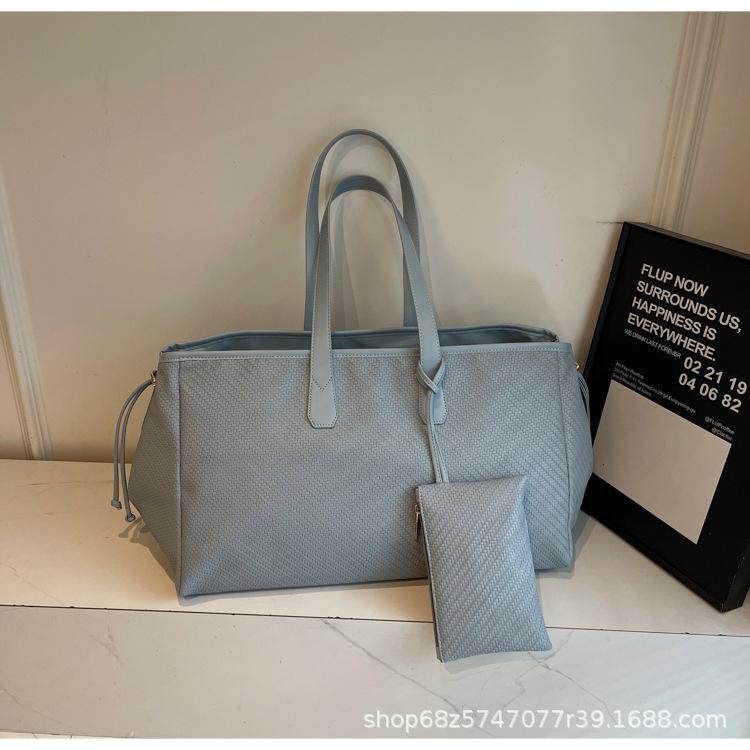 

Stylish and simple shoulder bag women s large-capacity portable travel bag commuter new spring and summer super fire 2025 tote bag
