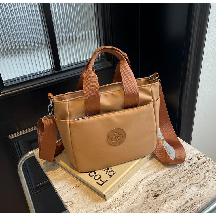 

Полотняна сумка жіноча нова жіноча сумка через плече 2024 р. проста й універсальна повсякденна сумка для приміських поїздок. хакі