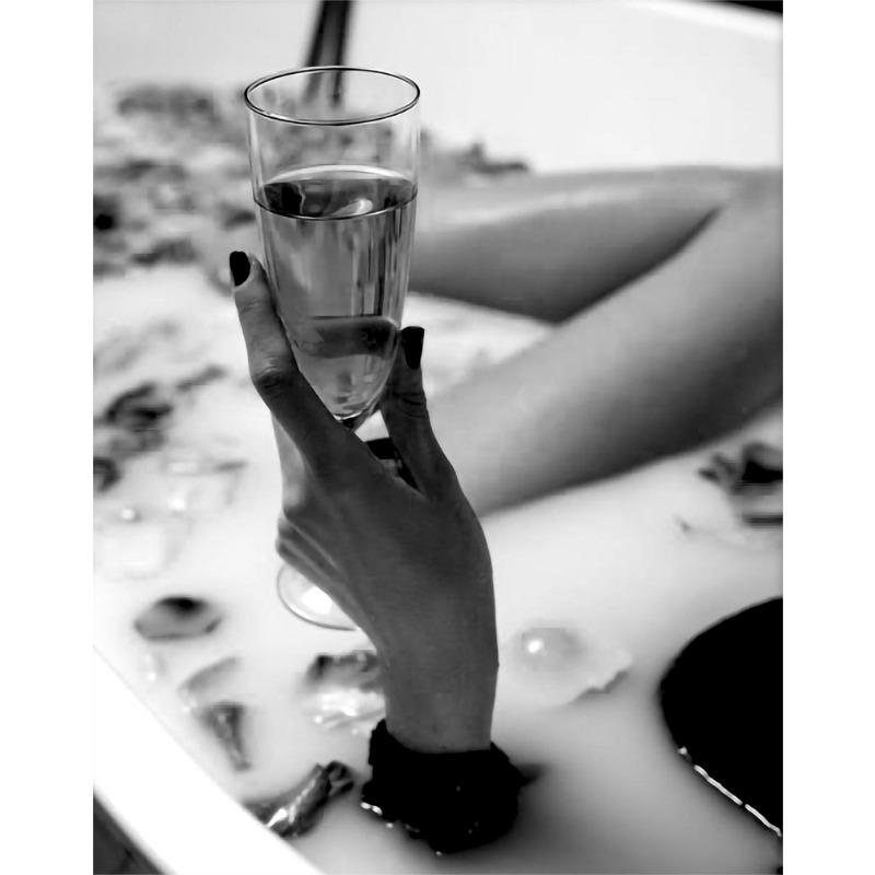 

Feminist Heels Champagne Cocktail Bathroom Women Black White Fashion Poster Canvas Paintings Wall Art Pictures Home Decor 21cm×30cm NoFrame