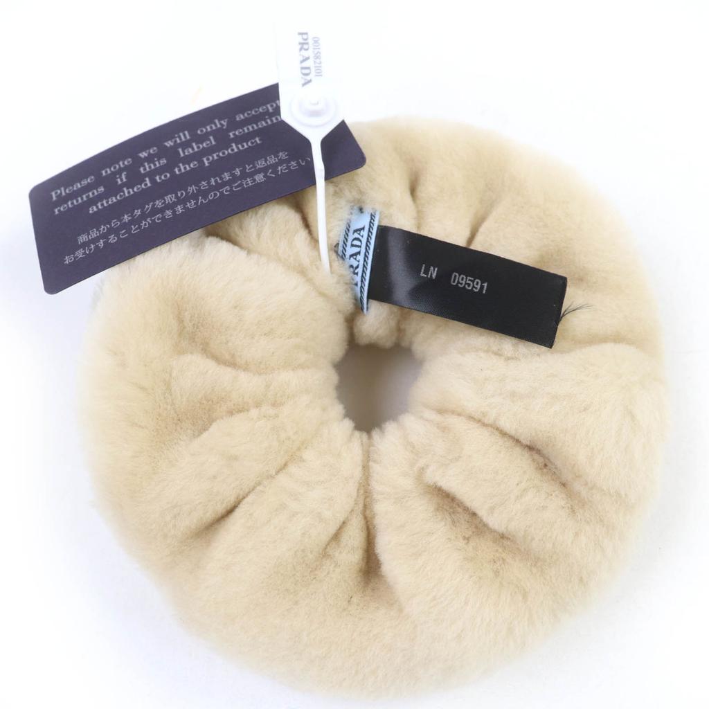 Prada Dreieck-Logo dreieckige Platte Lammfell Scrunchie beige 1IF131 Gebraucht