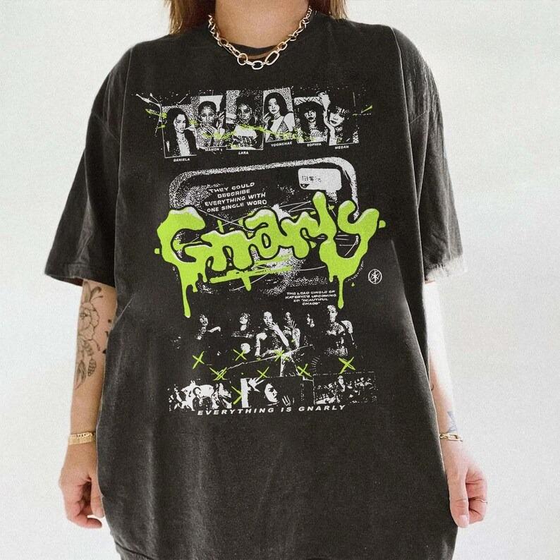 

Летняя мода 2026 Винтажная рубашка Katseye с привлекательной K-pop графикой, Вдохновленная Beautiful Chaos, Gnarly, gabriela Идеально для фанатов Katseye 4XL