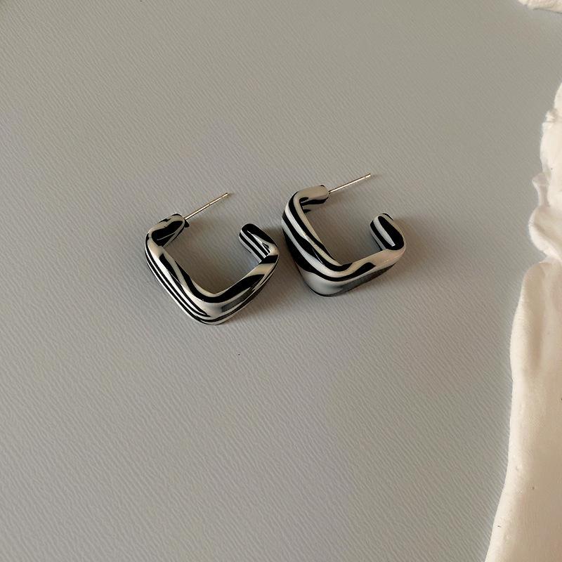 111 Silver Needle Acrylic Plaid Earrings Black and White Wind Striped C-shaped Earrings Ins Internet Celebrity Style Personality Trend Stud Earrings