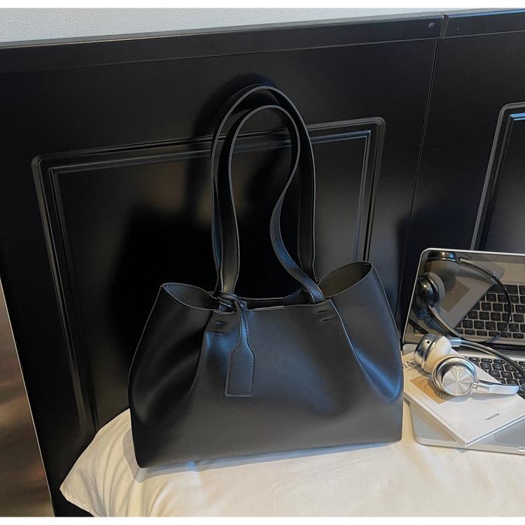 Simple and high-end shoulder bag women's 2025 new fashionable large-capacity tote bag for work commuting armpit bag