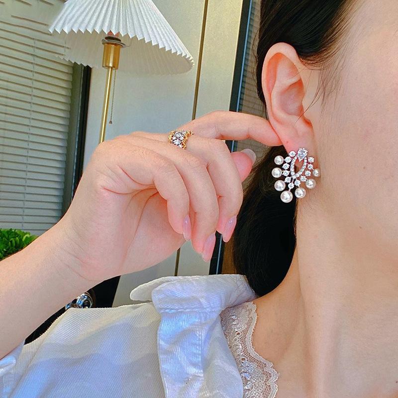 Korean temperament zircon water drop-shaped pearl earrings, earrings, fashionable, exquisite and simple earrings.