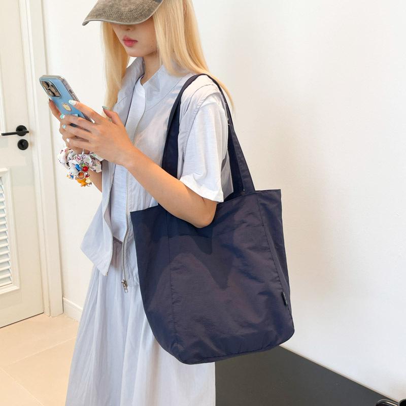 

Korean Style Simple Nyl Shoulder Bag Lightweight Large Capacity Tote Bag for Women Fashiable and Versatile Commuting Bag темно-синий