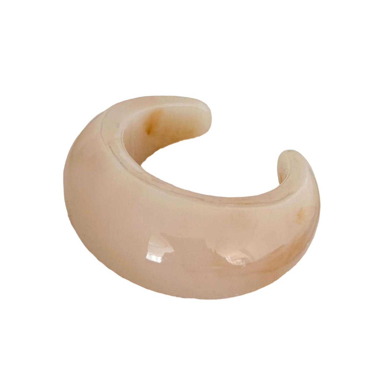 

Модный геометрический браслет ручной работы из прочных железных материалов. Украшение для повседневной носки или для особых случаев. бежевый