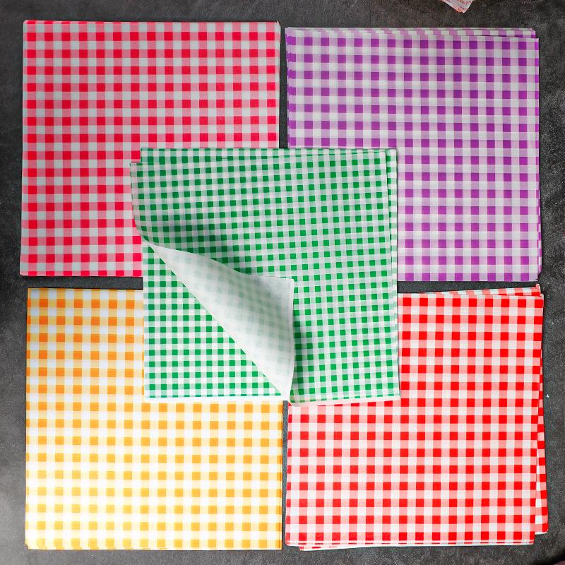 Koreanische Bento-Box-Kuchenförmchen - Bunte Karomuster-Fettpapier mit Erdbeer-Design.